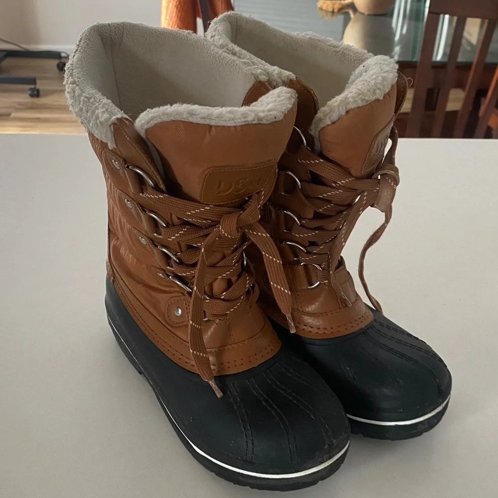 DSG POWDER TAN 200g WATER RESISTANT WINTER BOOTS Girls Size 5